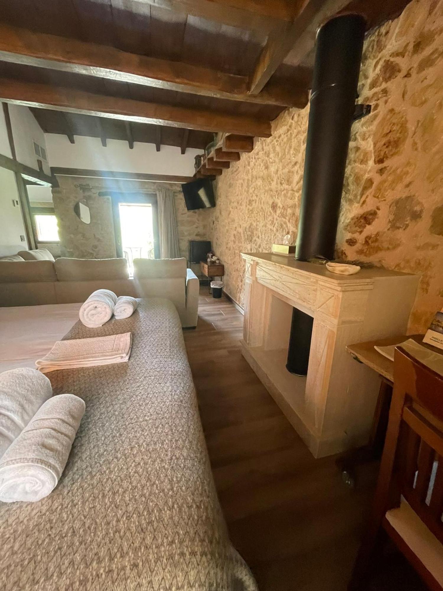 La Casa Del Cantero Pinilla del Valle Luaran gambar